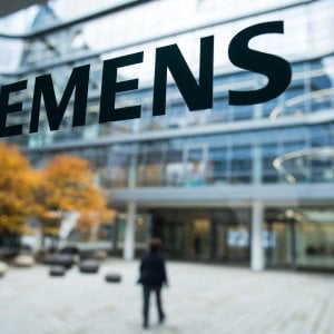 Caro Operai Contro, dalla Germania il paese che ha coniato “Industria 4.0, la Siemens annuncia 6.900 licenziamenti, con la chiusura proprio in Germania di due stabilimenti a Goerlitz e Lipsia, dove lavorano 920 dipendenti, più licenziamenti in altre città. La Siemens ha reso noto che 1.100 licenziamenti saranno in Europa, 1.800 negli Stati Uniti, 2.500 in altri paesi. I risultati dell’Industria 4.0 sono innegabili. Le decine di miliardi di euro che il governo Gentiloni sta regalando alle aziende per introdurre macchinari di nuovo tipo, creeranno tanti nuovi esuberi anche in Italia. In Germania il sindacato dei metalmeccanici Ig Metall […]