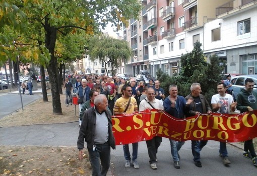 Caro Operai Contro, ieri è saltato l’incontro, il ministero non si è presentato. I margini per fermare la procedura di licenziamento per 143 operai della Burgo sono ristrettissimi, solo 4 giorni. Il sindacato nella vertenza aperta da mesi, non si era certo dannato per ottenere con le dovute iniziative di lotta, che l’incontro venisse fissato prima del 6 dicembre. Ora sul filo del rasoio per scongiurare i licenziamenti, il sindacato “a bocce ferme” andrà all’incontro rinviato al 12 dicembre con il cappello in mano. Un’altra vertenza dalla quale gli operai possono imparare, che bisogna rompere il rapporto di subalternità […]