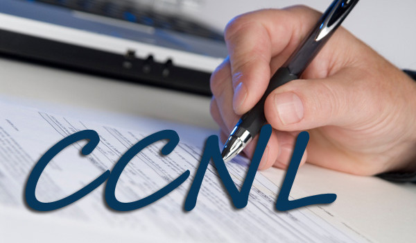 Redazione di Operai contro, di colpo padroni e sindacati confederali annunciano vittoriosi che hanno firmato i CCNL. I mazzettari dei sindacati confederali sparano cifre di aumento che non sono vere e condizioni lavorative a favore dei padroni.abbiamo la critica del COBAS delle poste e la pubblichiamo. Se i sindacatini e lavoratori vorrano farci conoscere le loro posizioni le pubblicheremo. COBAS POSTE: Considerazioni sul rinnovo del ccnl Il 30 novembre è stato siglato il rinnovo del CCNL per i lavoratori postali dopo cinque anni dalla sua scadenza. Dai dati che sono trapelati dalle varie organizzazioni sindacali ci sono alcuni aspetti […]