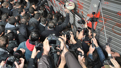 La notizia che il governo Syriza sta per varare delle leggi che attaccano il diritto di sciopero, ha ricevuto l’immediata risposta del movimento sindacale di classe greco. I link  di seguito prodotti rimandano a video e foto   della manifestazione promossa dal PAME ad Atene. Una  manifestazione militante molto determinata che aveva chiesto di incontrare il Ministro del Lavoro, una volta che questo ha rifiutato di incontrare la delegazione , la testa del corteo ha buttato giù a spallate l’ingresso del Ministero che, come hanno gridato i manifestanti, rappresenta i padroni e non i lavoratori. Guarda il VIDEO Il corteo ha fatto […]