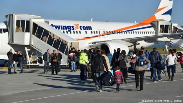 Redazione di Operai Contro, I piloti di tutta la Germania stanno fermando le deportazioni programmate dei richiedenti asilo respinti. Allo stesso tempo, i rifugiati stanno facendo appello ai loro ordini di espulsione in numeri da record e vincendo. A seguito di una richiesta di informazioni da parte del partito di sinistra, il governo ha detto che 222 voli programmati sono stati fermati dai piloti che non volevano partecipare al ritorno controverso dei rifugiati in Afghanistan, che è stato considerato un ‘paese d’origine sicuro’, in alcuni casi, nonostante in corso violenza e repressione in alcune parti del paese. Per saperne […]