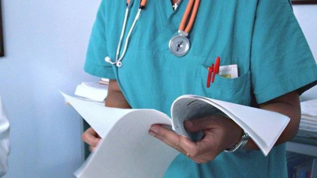 Caro Operai Contro, il ministro della salute Beatrice Lorenzin, ha scoperto che sulla salute, incidono “le diseguaglianze economiche e sociali”. Lo studio promosso dal Ministero misura l’aspettativa di vita considerando l’età delle persone che muoiono, e contandole sulla base del lavoro che facevano nella vita. Siamo lontano anni luce dal misurare una reale aspettativa di vita. Un calcolo che dovrebbe basarsi su quante persone entrano nel mercato del lavoro per ogni settore, mansione e categoria, e fare poi la differenza con quanti ne escono dal mercato del lavoro, come quando, perché e in quali condizioni. In questo modo gli […]