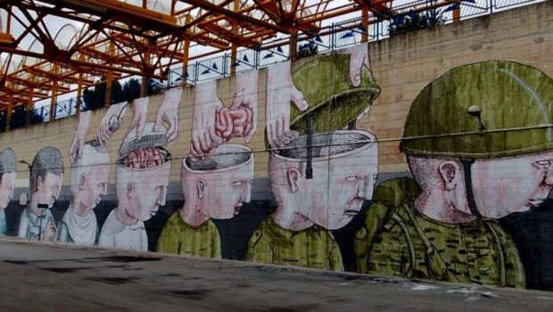 Ancora da salario, prezzo e profitto pubblichiamo uno scritto fondamentale della teoria marxista. La produzione del plusvalore Supponiamo ora che la produzione della quantità di oggetti correnti necessari alla vita di un operaio richieda sei ore di lavoro medio. Supponiamo inoltre che sei ore di lavoro medio siano incorporate in una quantità d’oro uguale a tre scellini. In questo caso tre scellini sarebbero il prezzo o l’espressione monetaria del valore giornaliero della forza – lavoro di quell’uomo. Se egli lavorasse sei ore al giorno, produrrebbe ogni giorno un valore sufficiente per comperare la quantità media degli oggetti di cui […]