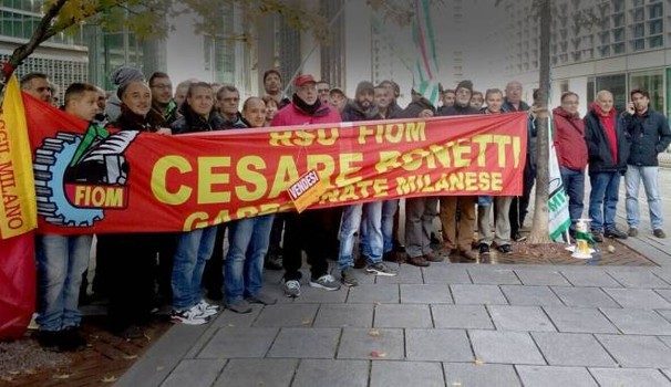 Caro Operai Contro, la fabbrica chiude con 102 operai licenziati. Gli scioperi, i presidi e le proteste degli operai di tutti questi mesi, sono stati usati dal sindacato per accompagnare tutti i passaggi che hanno portato ai 102 licenziamenti. Ora il sindacato è al lavoro per la stesura di un “memoriale” in cui verrà raccontato come si chiude una fabbrica. Il “memoriale” entrerà nel corredo di ogni bravo sindacalista concertativo, scelto con perizia dalle segreterie. Perciò condivido la necessità del sindacalismo operaio che metta fine al sindacalismo concertativo. Saluti Bruno Casca   Allego articolo da Il Giorno del 12 […]