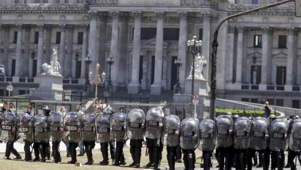 Il Foglio Bianco Duri scontri a Buenos Aires, in Argentina, tra la polizia e i manifestanti scesi in piazza per protestare contro la riforma pensionistica. Il disegno di legge proposto dal governo del presidente Mauricio Macri punta a tagliare le pensioni, modificandone l’aumento semestrale legato all’inflazione, al fine di ridurre il deficit fiscale. L’Osservatorio sul debito sociale dell’Università Cattolica di Buenos Aires ha diffuso nei giorni scorsi dati allarmanti: i poveri sono il 31,4% della popolazione e il 48,4% dei minori di 14 anni vive in famiglie povere. Praticamente un terzo della popolazione argentina si trova in condizione di […]