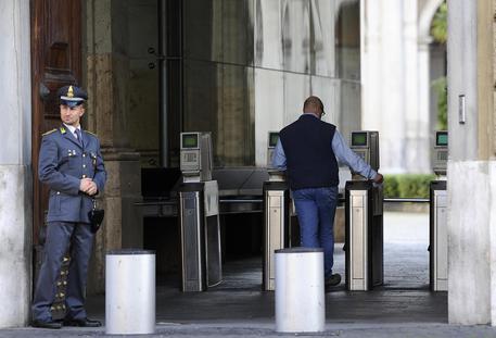   E’ stato firmato – nella notte – l’accordo per il rinnovo del contratto degli statali, ovvero per i dipendenti di ministeri, agenzie fiscali ed enti pubblici non economici. In tutto circa 247 mila persone. L’aumento medio mensile è di circa 85 euro lordi a regime sullo stipendio base. Il rinnovo copre il triennio 2016-2018.. Se la media lorda è 85 euro al netto sono meno di 50 euro in media. L’intesa tra Aran e i sindacati di Cgil, Cisl, Uil, Confsal (Usb, Cgs e Cisal non hanno siglato) è arrivata dopo una trattativa fiume. E soprattutto dopo oltre […]