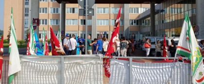 Caro Operai Contro, la misura era già colma ma ora il padrone COOP taglia i primi 3 giorni di malattia. Il sindacalismo concertativo che è sempre stato a braccetto con il padrone COOP, è costretto a scomporsi dichiarando che “La distintività cooperativa se ne va”. Gli operai e i lavoratori delle COOP hanno sperimentato sulla propria pelle che la “distintività cooperativa” è rimasta nelle intenzioni di chi per le COOP, l’aveva pensata. La storia delle cooperative rosse oggi COOP, è li a dimostrare che fin dalla sua nascita, la stra grande maggioranza dei suoi “soci”, quelli che hanno “dato”, […]