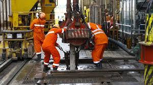 Caro Operai Contro, ieri Eni ha raggiunto il record di produzione e di profitti di tutti i tempi. Solo pochi giorni fa avevi dato la notizia che il governo Gentiloni ha inviato 470 militari e 130 veicoli di guerra in Niger, per difendere in armi la rapina imperialista di petrolio da parte dell’Eni in Africa. Il governo dei padroni Gentiloni e quelli che lo hanno preceduto, saccheggiano le banche in Italia, depredano le materie prime nel mondo, massacrando i popoli che si oppongono, e con nuove leggi hanno peggiorato le condizioni di sfruttamento degli operai. Contro la civiltà delle […]