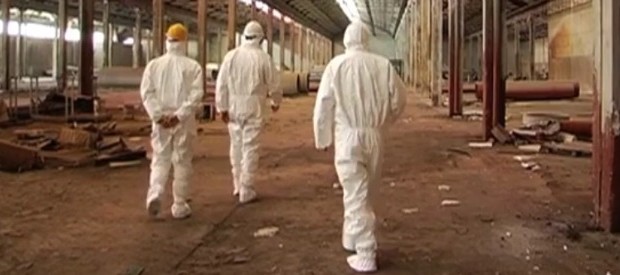 Redazione di Operai Contro, in Italia si può assassinare gli operai. La magistratura assolve sempre i padroni ei loro servi. Claudio Dal Pozzo e Giovanni Boccini erano stati condannati a 4 anni con rito abbreviato e poi assolti nel processo di secondo grado. La Cassazione ha confermato la scelta della Corte d’Appello: “Il fatto non costituisce reato”. L’Osservatorio amianto: “Mille decessi, decine di casi ogni anno, zero colpevoli” Un operaio dal fattoquotidiano Assoluzione definitiva i due ex consiglieri di amministrazione della Fibronit di Broni, Claudio Dal Pozzo e Giovanni Boccini, finiti sotto processo per omicidio colposo per la lavorazione […]