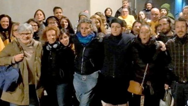 Caro Operai Contro, un passo importante, le operaie e gli operai dell’Ikea di Corsico vicino a Milano, hanno scioperato perché la misura è colma. Sui cartelli hanno scritto: «Ci trattano come mobili da smontare e rimontare» e ancora: «Non siamo più uomini e donne. Solo numeri». La goccia che ha fatto traboccare il vaso è stato il licenziamento di Marica l’operaia che lavorava all’Ikea da 17 anni. Prima del suo licenziamento l’azienda si era accanita in tutti i modi contro di lei, per costringerla ad autolicenziarsi. Ma la resistenza di Marica e ieri lo sciopero dei compagni di lavoro, […]