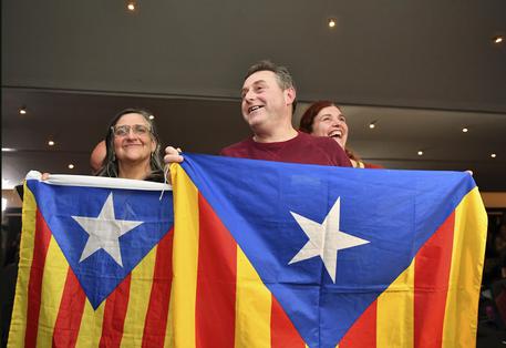 RIPUBBICHIAMO IL COMUNICATO DEL PARTITO OPERAIO SULLA CATALOGNA. GLI INDIPENDENTISTI HANNO VINTO LE ELEZIONI DEL 21 DICEMBRE. LA VIOLENZA DEI PADRONI NON E’ SERVITA. LA GUARDIA CIVILE LE MANGANELLATE GLI ARRESTI NON HANNO IMPEDITO AL POPOLO CATALANO DI VOTARE PER GLI INDIPENDENTISTI. ORA SI RIPRESENTA IL PROBLEMA: I PADRONI NON TERRANNO CONTO DELLA LORO DEMOCRAZIA E’ BENE CHE GL OPERAI LO SAPPIANO COMUNICATO Domenica primo ottobre la ricorderemo a lungo, nella democratica Europa si impedisce con la forza armata l’esercizio del voto del referendum, indetto in Catalogna, per far esprimere la popolazione sulla questione dell’indipendenza dalla Spagna. Ciò che […]