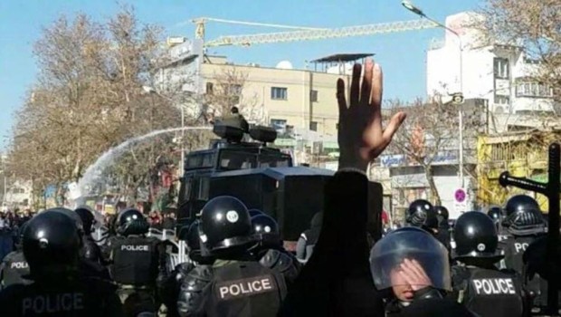 Redazione di operai Contro, in tutto il mondo i lavoratori sono protagonist di proteste contro i governi dei loro padroni Anche in Iran gli operai protestano contro il carovita e l’imperialismo del loro paese. Un operaio «Lascia la Siria, pensa a noi», «No Gaza, no Libano, la mia vita soltanto per l’Iran» sono alcuni dei cori che la folla ha scandito ieri quando centinaia di persone sono scese in strada a Mashhad, la seconda città iraniana, e in altri centri del Paese. I manifestanti hanno protestato contro l’aumento dei prezzi – sarebbero cresciuti soprattutto quelli del cibo – l’inflazione […]