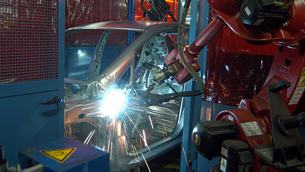 Redazione di Oprai Contro, Il giorno 11 dicembre 2017 i rappresentanti  di Fim, Fiom, Uilm, Fismic e Ugl e i rappresentanti della PMC, una fabbrica dell’indotto FCA-Fiat di Melfi, si sono incontrati presso Confindustria Basilicata. La società PMC Melfi applicava, per il sito di San Nicola di Melfi, il Contratto Collettivo Specifico di Lavoro di Primo Livello del 29-12-2010, con le successive modifiche integrate, cioè quello attuale FCA-Fiat. L’incontro presso Confindustria è servito per firmare un’ipotesi di accordo da sottoporre ai lavoratori che sancisce il passaggio dal CCSL al CCNL e l’adesione all’Accordo Comparto Auto ACM Melfi, ad eccezione […]