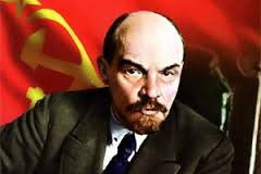 La società capitalistica, considerata nelle sue condizioni di sviluppo piú favorevoli, ci offre nella repubblica democratica una democrazia piú o meno completa. Ma questa democrazia è sempre compressa nel ristretto quadro dello sfruttamento capitalistico, e rimane sempre, in fondo, una democrazia per la minoranza, per le sole classi possidenti, per i soli ricchi La libertà, nella società capitalistica, rimane sempre, approssimativamente quella che fu nelle repubbliche dell’antica Grecia: la libertà per i proprietari di schiavi. Gli odierni schiavi salariati, in forza dello sfruttamento capitalistico, sono talmente soffocati dal bisogno e dalla miseria, che «hanno ben altro pel capo che […]