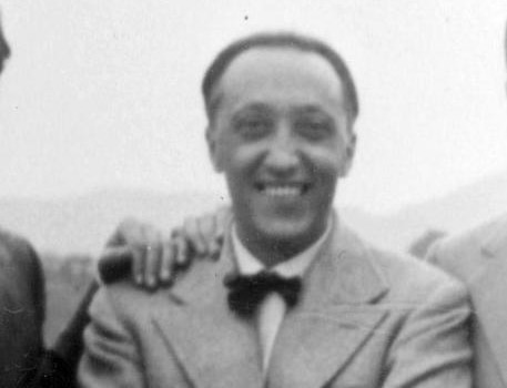 E’ morto questa notte, a 93 anni, nella casa di riposo milanese dove aveva trascorso gli ultimi anni della sua vita, lo scrittore Francesco Leonetti. Ne dà notizia la moglie Eleonora Fiorani.     Nato a Cosenza nel 1924, Leonetti ha attraversato le maggiori esperienze letterarie del Novecento. Amico di Pier Paolo Pasolini e Roberto Roversi, con loro ha fondato nel 1955 la rivista ‘Officina’. Negli anni Sessanta ha partecipato alla stesura de Il Menabò, rivista culturale fondata da Elio Vittorini e Italo Calvino, aderendo al movimento della Neoavanguardia. Nel 1964 ha collaborato ancora con Pasolini, recitando la parte di […]