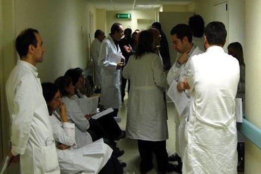 Caro Operai Contro, “le proposte sull’orario di lavoro sono contro i malati e i lavoratori”. “La qualità e la sicurezza dei servizi erogati dal servizio pubblico, già definanziato, si abbassano ulteriormente”. Questi sono alcuni tra i giudizi del Nursind, sindacato degli infermieri professionali, contro “la nuova schiavizzazione dei lavoratori”. Saluti da un lettore   Tratto da Quotidiano on line di informazione sanitaria Sabato 16 DICEMBRE 2017 – “Può un contratto di lavoro nuocere alla salute dei malati prima che degli stessi lavoratori? Si. Nelle proposte avanzate dalla parte datoriale sul contratto della sanità succede anche questo. Il riferimento è […]