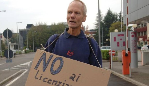 Caro Operai Contro, alla Nokia l’accordo escludeva «soluzioni traumatiche», invece adesso partono 50 licenziamenti. Ma vatti a fidare dei padroni, che considerano non traumatici i licenziamenti! 50 fra operai e tecnici avevano subito anche il trasferimento a Vimercate con la promessa di essere al sicuro, di aver superato la crisi aziendale, con la cassa integrazione per riorganizzazione e con le “uscite volontarie”. Ma vatti a fidare dei padroni e dei sindacalisti pantofolai! Saluti da Vimercate   Estratto da Il Giorno della Martesana del 12-10-17 Cassina de’ Pecchi (Milano). Cinquanta licenziamenti in arrivo alla Nokia. Metà fra tecnici e operai […]