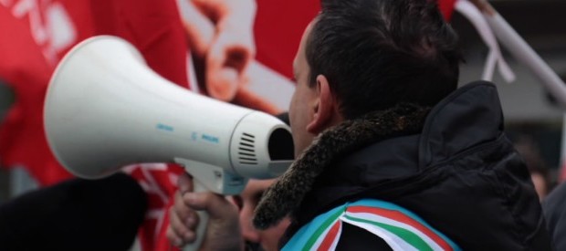 Caro Operai Contro, dopo le trattative nei giorni scorsi in azienda per il rinnovo del contratto integrativo, le parti avevano fissato per ieri un incontro in prefettura a Piacenza. Un incontro al quale Amazon non si è presentata e gli operai hanno dato una prima risposta con due ore di sciopero. Amazon vuole tirare le trattative all’infinito, sperando di indebolire la determinazione degli operai che sono in mobilitazione da alcune settimane ed ora: “non escludono a questo punto scioperi e blocchi dei mezzi come successiva forma di lotta”. Operai di Amazon, resistete nel portare avanti con la lotta le […]