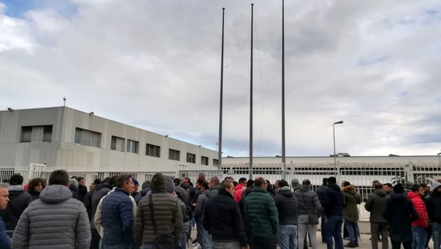 Redazione di Operai Contro, Gli operai dell’ex OM Carrelli elevatori di Modugno (Ba) sono ritornati in presidio, davanti alla vecchia fabbrica, e in piazza. Il 1° dicembre sarebbero dovuti rientrare in fabbrica, per cominciare a lavorare alla costruzione dell’auto elettrica “made in Bari”, ma la fabbrica era chiusa e deserta. Il progetto dell’auto elettrica era stato presentato con fragore a settembre alla Fiera del Levante. Regione Puglia, Tua Autoworks (che a giugno aveva rilevato lo stabilimento modugnese) e Fiom, Fim e Uilm avevano firmato l’intesa, fra abbracci e tappi di spumante in aria. Il presidente della Regione Puglia, Michele […]