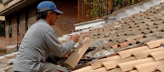 Redazione di Operai Contro la voce dei padroni comunica che in Italia l’occupazione continua la sua crescita. Rispetto al trimestre precedente di 79mila unità (+0,3%) che su base annua diventano 303mila (+1,3%). A dirlo sono i dati dell’Istat. Il tasso di occupazione, pari al 58,1%La crescita congiunturale dell’occupazione, spiega l’Istat, è “dovuta all’ulteriore aumento dei dipendenti (+101mila, +0,6%), soltanto nella componente a tempo determinato a fronte della stabilità del tempo indeterminato“.I dipendenti a termine raggiungono un nuovo record storico: gli occupati a tempo determinato nel terzo trimestre del 2017 risultano pari a 2 milioni 784 mila. E’ il dato […]