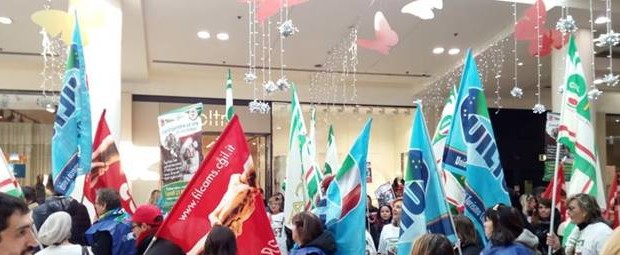 Caro Operai Contro, i sindacalisti pantofolai hanno deciso di andare col cappello in mano dai parlamentari a chiedere il loro intervento per “rivedere il calendario delle aperture natalizie” all’ Oriocenter, il megacentro commerciale alle porte di Bergamo. In realtà gli operai e i lavoratori che vogliono riprendersi le festività, devono puntare sulla lotta, dichiarando sciopero di 24 ore per ogni festività che decidono di riprendersi. Certo la festività diventerebbe un giorno di lotta, ma questo è il linguaggio da usare con i padroni. Lo sciopero “pesa” nella busta paga, ma è sempre stato il prezzo che gli operai hanno […]
