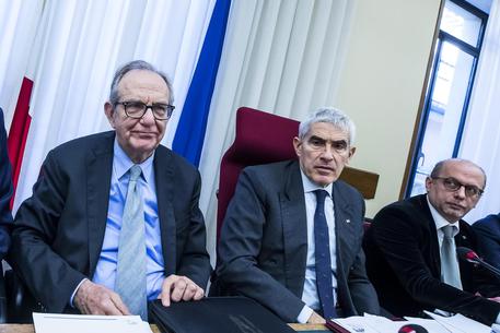 Redazione di Operai contro, le bande dei gangster sono sul piede di guerra. Renzi contro Visco, Grasso e D’alema contro Renzi a favore di Visco. Ancora una volta il capo del Pd ha fatto una mossa sbagliata. Ha detto che la Banca d’Italia non ha controllato le banche e i banchieri truffatori. Grasso e Dalema non hanno perso tempo a schierarsi dalla parte di Visco. Padoan scarica la  Renziana Boschi. “Io non ho autorizzato nessuno e nessuno mi ha chiesto un’autorizzazione, la responsabilità (del settore bancario, ndr) è in capo al ministro delle Finanze che d’abitudine ne parla con […]