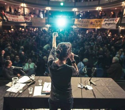 Il  programma di Potere al Popolo! (https://www.sinistrainrete.info/politica-italiana/11108-jeso-pazzo-potere-al-popolo-una-proposta-di-programma.html) i compagni che hanno partecipato alle assemblee “costituenti”, chiedono una visione d’insieme e la possibilità di connettere le lotte da cui provengono in un quadro strategico, alcuni rifiutando anche esplicitamente il percorso elettoralistico. Il programma  di Potere al Popolo! offre loro una lista di buone intenzioni e scopre la sua essenza al punto 10 (mutualismo, solidarietà e potere popolare) dove è scritto: “….questione centrale la necessità di costruire il potere popolare…. arrivandoci per…passaggi intermedi…(cioè) il controllo popolare.” Il popolo è un’entità astratta e interclassista: si chiede un voto per eleggere chi a […]