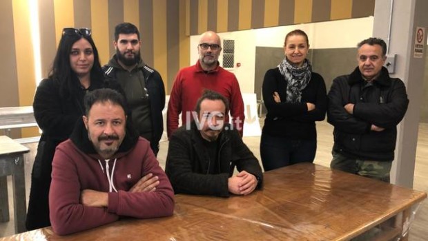 Caro Operai Contro, contro 70 licenziamenti gli operai dei cantieri navali Mondomarine di Savona, insieme alle loro Rsu, hanno deciso l’assemblea permanente e da ieri mattina stanno occupando il cantiere navale fotogallery. L’occupazione proseguirà fino al ritiro dei 70 licenziamenti. Esprimiamo la nostra incondizionata solidarietà e siamo pronti a scendere in piazza a lottare con loro. Saluti solidali   Tratto da IVG.it 4 dicembre 2017 Savona. Mondomarine, assemblea permanente: i lavoratori occupano il cantiere navale fotogallery. L’assemblea dei lavoratori ha deciso di occupare il sito produttivo in vista dell’udienza per la procedura fallimentare. Assemblea permanente con occupazione dei cantieri […]