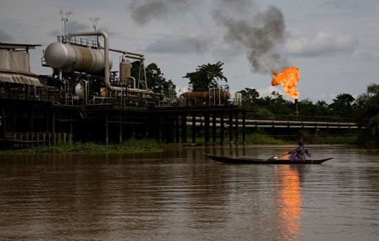 Caro Operai Contro, il governo Gentiloni invia 470 militari e 130 veicoli di guerra in Niger per difendere in armi la rapina imperialista di petrolio da parte dell’Eni. Prima dello scioglimento delle Camere per le elezioni, il governo dei padroni Gentiloni, si preoccupa di assicurare anche nei prossimi mesi la copertura militare alla rapina imperialista in Niger. Saluti da un affezionato lettore   Invio un estratto dall’articolo: “Gentiloni il rappresentante dell’imperialismo italiano” pubblicato su Operai Contro del 5 dicembre 2017. “Stati uniti e Unione europea vedono i loro interessi minacciati da movimenti armati, come quello dei «Niger Delta Avengers» […]