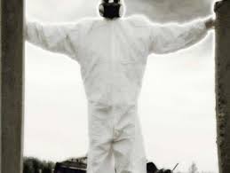 “Anno 2018: verrà la morte. L’amianto in corpo. Tutti lo sapevano. Tranne loro: i lavoratori.” Questo il titolo del documentario di Giuliano Bugani e Salvo Lucchese, realizzato tra il 2007 e il 2008, vincitore di dieci Festival del Documentario: Anellodebole 2008 (Menzione Speciale); Pistoia Corto Film Festival 2008 (Primo Premio); Premio Ocurt, Napoli 2009 (Primo Premio); Officinemafestival Bologna 2009 (Menzione Speciale); Premio Ilaria Alpi 2009 (Selezione); Sila Film Festival 2009 (Menzione Speciale); Visionariafestival 2009 (Finalista); Overlookfestival 2009 (Finalista); Festival Internazionale Documentario Reportage Ambientale Genova 2009 (Finalista). Già dieci anni fa, questo documentario anticipò la tragedia che nel 2018 colpirà […]