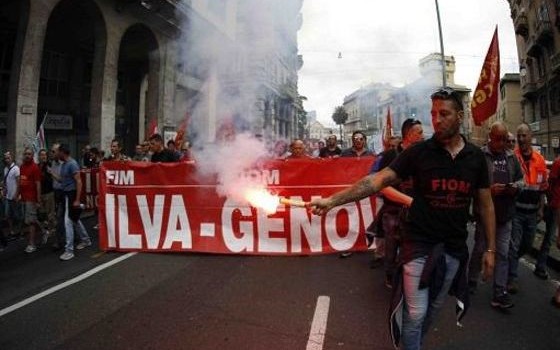 Redazione di Operai Contro, Adesso tocca all’Ilva di Genova. Si tiene oggi (mercoledì 17 gennaio) a Roma il “tavolo tecnico” sullo stabilimento di Cornigliano. 1500 dipendenti Obiettivo del vertice odierno è approfondire i temi legati al sito produttivo alla luce dell’Accordo di programma siglato nel 2005. L’Accordo prevede che, a fronte della chiusura degli impianti a caldo per motivi ambientali, vengano garantiti i livelli di occupazione e di reddito. I nuovi acquirenti, però, sono intenzionati a non riconoscere quell’intesa, avviando la procedura per circa 600 esuberi. Il segretario generale della Fiom Cgil genovese, Bruno Manganaro, scarica gli operai dell’ILVA […]