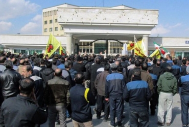 Redazione di Operai Contro, Le sollevazioni di dicembre in Iran non sono state uno scoppio di rabbia improvviso e inaspettato. Gli operai iraniani conducono da mesi una lotta economica di difesa contro il caro vita e l’inflazione per ottenere aumenti in busta paga e in alcuni casi anche gli arretrati non ancora ricevuti. Dal poco che filtra dalla censura si riesce a capire che queste lotte, che si esprimono con manifestazioni e cortei, devono subito fare i conti con l’apparato repressivo dei corpi speciali di polizia, come ad Arak , importante città industriale, durante uno sciopero lo scorso settembre. […]