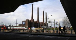 Caro Operai Contro, test su gas di scarico con scimmie e cavie umane. La Merkel non lo nega, dice che questi test “non trovano alcuna giustificazione sul piano etico”. Per realizzare il profitto i padroni non guardano in faccia niente e nessuno, men che meno “il piano etico”. Quanti sono gli operai come i quattro della Lamina morti a Milano due settimane fa per esalazioni nocive? E per i restanti morti sul lavoro quanti padroni si pongono problemi “etici?”. Prima dell’etica ci sarebbero motivazioni molto più importanti come la prevenzione, la formazione e le misure di sicurezza. Ma queste […]