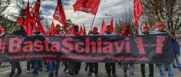 All’attenzione di Operai Contro ( Da un volantino distribuito alla Mirafiori di Torino ) “Difendere su larga scala il tessuto produttivo del nostro paese”. A chiederlo non è il presidente di Confindustria, neanche Gentiloni o un ministro del suo governo, ma il partito dei CARC, che lo rivendica in nome del comunismo! Leggiamo testualmente: “ Il Partito dei CARC sostiene tutti gli/le operai/e che vogliono mettersi su questa strada, con l’obiettivo di difendere i posti di lavoro a Mirafiori e di creare le condizioni per l’instaurazione di un Governo di Blocco Popolare, un governo del paese al servizio delle […]