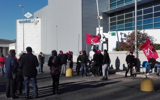 Redazione di Operai Contro, la vicenda degli operai della Catelfrigo di Castelnuovo, nel modenese, è paradigmatica della condizione odierna.E drammaticamente evidente in questa vertenza la mancanza di una direzione politica, di un partito degli operai che  coordini e diriga l’azione dello scontro con i padroni nel territorio. La maggioranza degli operai della Castelfrigo sono in sciopero da ottobre, una minoranza di crumiri ha continuato a lavorare e viene premiata dal padrone con un nuovo contratto. Gli operai in sciopero vengono tutti licenziati. I sindacati filopadronali fanno i pompieri o sono apertamente dalla parte del padrone.Per gli operai in lotta […]