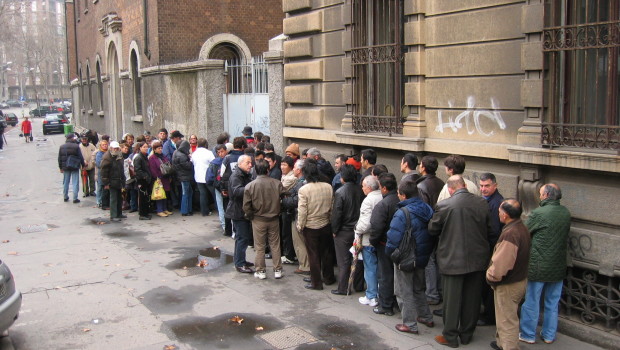 Redazione di Operai Contro, ormai da tempo è iniziata la campagna elettorale per le elezioni del 4 Marzo 2018. Ogni giorno Pd,FI, Lega, giornali e televisioni non perdono occasione per attaccare il M3S e invitarci a votare. Anche il presidente Mattarella prende parte alla campagna elettorale. Nel suo discorso di fine anno ha ricordato la Costituzione (il patto tra i borghesi) e per la centesima volta il lavoro ai giovani. Mattarella ha la funzione di garante del patto costituzionale tra le varie fazioni borghesi. Intanto gli sfegatati sostenitori di Renzi e dei padroni sono scesi in campo. Parlo dei […]