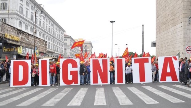 Redazione di Operai Contro, mi è capitato di leggere molte volte la frase ” dignita del lavoro” E’ ora che la smettano di scocciarci con questa cretinaggine Ne parlano: padroni,i politici parassiti, sindacaliasti venduti, gruppetti piccoli borghesi, sindacatini, ma anche operai confusi Noi operai vendiamo al padrone la nostra forza-lavoro. Cioè il padrone ci compra come qualsiasi merce necessaria alla produzione Già in questo c’è molto poco di dignita: Noi operai vendiamo la nostra forza-lavoro perchè abbiamo bisogno di sopravvivere. Il padrone paga la nostra forza-lavoro e noi operai in poche ore produciamo prodotti che bastano a pagarci il […]