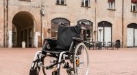 “Ora finalmente grazie al Biotestamento siamo liberi di morire. Ma non siamo ancora liberi di vivere dignitosamente”. Nel mondo dei disabili, l’emozione per l’approvazione della legge che consente a tutti i cittadini di lasciare indicazioni per il fine vita è durata qualche ora. Perché se il diritto alla morte è stato, in parte, finalmente riconosciuto, ancora poco è stato fatto per quello alla vita. “Rivendichiamo il diritto dei disabili all’assistenza personale necessaria per vivere come tutti gli altri”. Chi martella ormai da settimane con un appello che ha fatto il giro di tutta l’Italia sono Elena e Maria Chiara […]