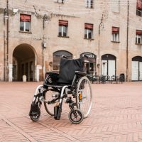 “Ora finalmente grazie al Biotestamento siamo liberi di morire. Ma non siamo ancora liberi di vivere dignitosamente”. Nel mondo dei disabili, l’emozione per l’approvazione della legge che consente a tutti i cittadini di lasciare indicazioni per il fine vita è durata qualche ora. Perché se il diritto alla morte è stato, in parte, finalmente riconosciuto, ancora poco è stato fatto per quello alla vita. “Rivendichiamo il diritto dei disabili all’assistenza personale necessaria per vivere come tutti gli altri”. Chi martella ormai da settimane con un appello che ha fatto il giro di tutta l’Italia sono Elena e Maria Chiara […]