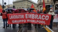 Redazione di Operai Contro, Embraco, azienda del gruppo Whirlpool, ha annunciato il licenziamento collettivo di 497 operai sui 537 occupati nello stabilimento di Riva di Chieri (Torino).Questo è il regalo della Befana. Mattarella stara zitto. Il conte Gentiloni continuerà a ripetere che grazie al Pd è aumentata l’occupazione. I leccaculo dei giornali e della televisione continueranno a ripetere che l’Italia è in crescita. La notizia dei licenziamenti arriva a tre mesi dalla decisione dell’azienda di ridurre i volumi produttivi assegnati allo stabilimento torinese, che produce compressori per frigoriferi, delocalizzando la produzione in altre fabbriche del gruppo. “Chiudiamo Riva di Chieri, […]