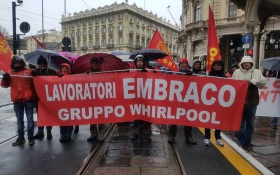 Redazione di Operai Contro, Embraco, azienda del gruppo Whirlpool, ha annunciato il licenziamento collettivo di 497 operai sui 537 occupati nello stabilimento di Riva di Chieri (Torino).Questo è il regalo della Befana. Mattarella stara zitto. Il conte Gentiloni continuerà a ripetere che grazie al Pd è aumentata l’occupazione. I leccaculo dei giornali e della televisione continueranno a ripetere che l’Italia è in crescita. La notizia dei licenziamenti arriva a tre mesi dalla decisione dell’azienda di ridurre i volumi produttivi assegnati allo stabilimento torinese, che produce compressori per frigoriferi, delocalizzando la produzione in altre fabbriche del gruppo. “Chiudiamo Riva di Chieri, […]