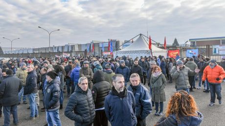 Caro Operai Contro, nel tentativo di placare la rabbia dei 500 licenziamenti annunciati, sono arrivati a Torino il capo del governo in persona Gentiloni, il ministro dello Sviluppo Economico, Calenda, il presidente del Piemonte Sergio Chiamparino, e in rappresentanza dei sensali degli operai, il segretario della Uil, Dario Basso. Tutte queste brave persone si sono presentate qui a Torino proprio nel giorno che gli operai Embraco (Whirpool), hanno massicciamente manifestato contro i licenziamenti. Nonostante se ne parlasse (non ufficialmente) almeno da tre mesi, solo dopo l’annuncio dei licenziamenti, le brave persone di cui sopra si sono precipitate a Torino […]