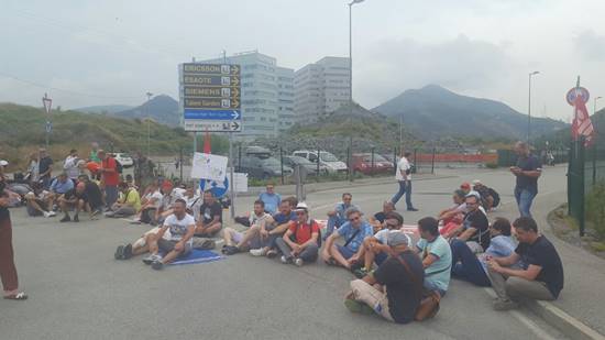 Caro Operai Contro, dopo la inadeguata risposta ai licenziamenti dei mesi scorsi, alla Ericsson i sindacalisti hanno lo stesso approccio con il salario e le condizioni di lavoro degli operai. Prima hanno tollerato la disdetta dei contratti aziendali, ed ora davanti alla dichiarazione che Ericsson uscirà dal contratto nazionale, i sindacalisti incalzati dal giornalista che chiede se ricorreranno allo sciopero, rispondono. “Non lo escludiamo”. Cosa dovrà ancora succedere per togliere le riserve sullo sciopero? Sembra che il 2018 non stia cominciando bene per gli operai. Che siano loro quindi gli operai a mobilitarsi, a organizzare la lotta contro il […]