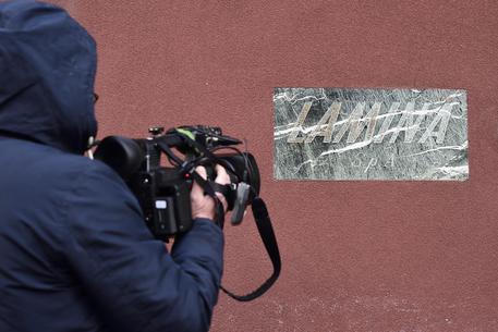 Redazione di Operai Contro, La Procura di Milano indaga con l’ipotesi di omicidio colposo plurimo sull’incidente avvenuto alla Lamina, in via Rho, nel quale sono morti tre operai, mentre un quarto resta ricoverato in condizioni gravissime. Sembra che i dispositivi di allarme, che hanno dei sensori per segnalare le fuoriuscita di monossido di carbonio e azoto, non abbiano funzionato. Durante le operazioni di manutenzione al forno nell’azienda, a causa delle esalazioni di un gas tossico, hanno perso la vita Marco Santamaria di 43 anni, Giuseppe Setzu, di 49, Arrigo Barbieri di 58. L’unico sopravvissuto è Giancarlo Barbieri, di 62 […]