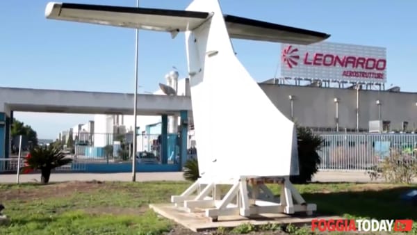 Caro Operai Contro, Leonardo/Finmeccanica assume 5 operai e ne licenzia 25. C’è di mezzo l’agenzia ma le responsabilità dei licenziamenti è dell’azienda committente, ossia di Leonardo/Finmeccanica. Ricorda le 3 infermiere assunte per licenziarne 6 che hai pubblicato l’altro giorno, con l’aggravante che Leonardo/Finmeccanica è un colosso con 47 mila dipendenti di cui il 63% in Italia. Il sindacato dichiara di aver chiesto spiegazioni all’agenzia, come mai non al committente Leonardo/Finmeccanica? Il sindacato ritiene di non proclamare scioperi contro i licenziamenti perché gli operai licenziati pur lavorando alla Leonardo sono dipendenti dell’agenzia? Non mancano le lacrime di coccodrillo del Pd, […]