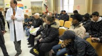 Caro Operai Contro, qualche giorno fa pubblicavi l’articolo dal titolo: “31 milioni di malati prigionieri delle liste d’attesa”. All’ospedale di Vaprio D’Adda in provincia di Milano, per ingannare l’attesa, ti forniscono dei libri e puoi scegliere quali leggere. Se non hai nessuna fretta di prendere appuntamenti, fare esami e visite, potresti anche portare la “schiscetta” da casa e fare la giornata piena. Così la lunga e odiosa attesa, diventa un piacevole e acculturato periodo di lettura. Se lo sapesse la Lorenzin ministro della Salute, lo inserirebbe sicuramente nel suo programma elettorale. Saluti da un lettore   Invio un estratto […]