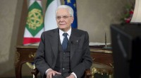 ormai è un’abitudine. Quello di Sergio Mattarella è stato un discorso fondato su due punti: – elezioni – lavoro Mattarella si augura: « un’ampia partecipazione al voto e che nessuno rinunzi al diritto di concorrere a decidere le sorti del nostro Paese. Ho fiducia – aggiunge il capo dello Stato – nella partecipazione dei giovani nati nel 1999, che voteranno per la prima volta». «Nell’anno che si apre ricorderemo il centenario della vittoria nella Grande guerra e la fine delle immani sofferenze provocate da quel conflitto. In questi mesi di un secolo fa i diciottenni di allora – i […]