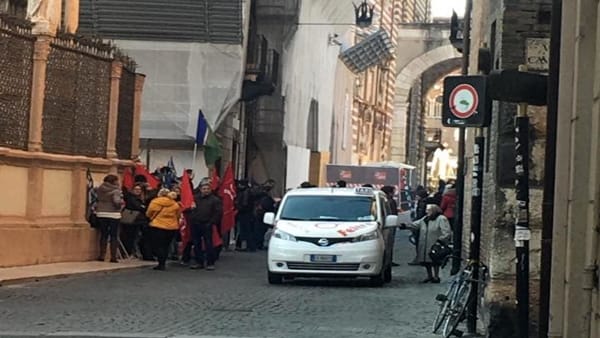 Caro Operai Contro, dopo la giornata di sciopero il sindacato rileva che: “La situazione è grave, non ci sono prospettive”. Quindi che si fa oltre piangersi addosso? I padroni si sono abituati cosi bene a fare profitti, che non vogliono più neanche anticipare il capitale necessario per rendere possibile la produzione, ossia soldi per pagare i salari e la materia prima da lavorare. Aspettano che siano le banche o qualche fondo ad anticipare i soldi, mentre i profitti poi li incasserà il padrone. Se la domanda non assorbirà la produzione, il padrone non avrà comunque anticipato soldi e spedirà […]