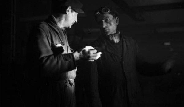 Caro Operai Contro, Renzi sbandiera l’aumento degli occupati e benda gli occhi davanti all’occupazione che nel 2016 è risalita ai livelli del 2008, ( contando come occupati anche chi ha lavorato una sola settimana) ma ha visto crollare il monte salari. Con i contratti usa e getta il monte ore lavorate è sceso di1,1 miliardi (-5 per cento). Infatti, sebbene quella dell’Istat sia la media del pollo di Trilussa, è indicativo il dato che nel 2016 pur essendoci gli stessi occupati del 2008, il monte ore complessivamente lavorato sia diminuito di oltre 1,1 miliardi (-5 per cento) e nessun […]