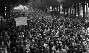 Spesso anche alcuni compagni e attivisti mi fanno notare che la lotta che conduco insieme ad altri non produce granché, in fondo sto con 4 operai fuori una fabbrica. Sì, sto con 4 operai fuori alle fabbriche, talvolta 10, talvolta 20, ma comunque non tremila o trentamila, e proprio per questo non mi faccio illusioni rispetto a imminenti scenari rivoluzionari. Però gli stessi che sono disfattisti e pensano che per queste vie non si possano raggiungere risultati, li ritrovo compatti su un programma che trae ispirazione da ciò che storicamente non può che essere un compromesso (lo stato sociale) […]